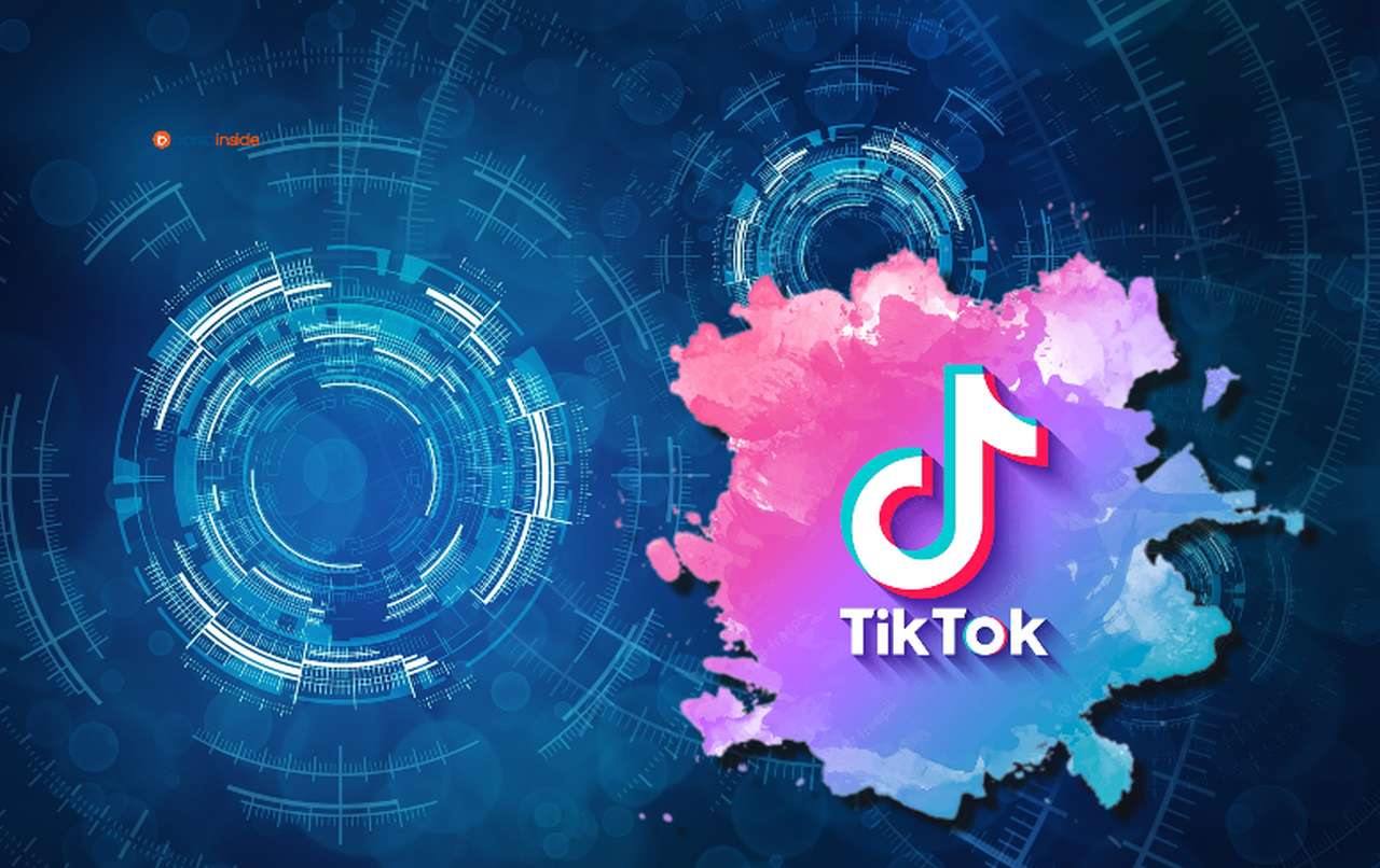 Il logo di TikTok su sfondo blu scuro