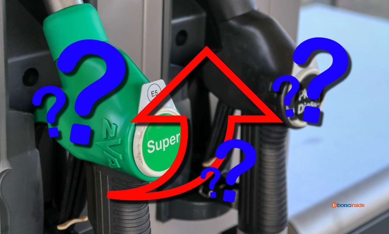 pompe di benzina e diesel, con punti interrogativi e una freccia in sovrimpressione