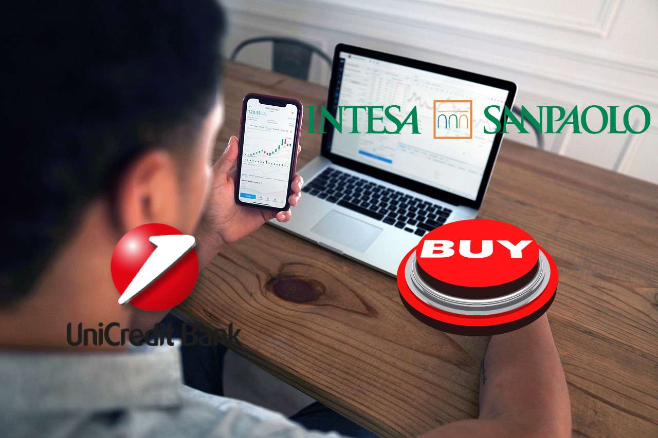trader in azioni più logo Unicredit e Intesa Sanpaolo con tasto buy