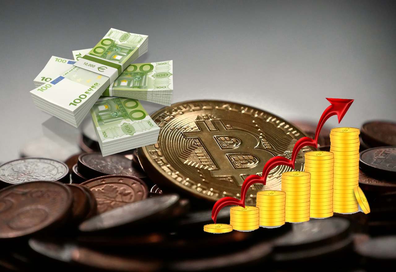 moneta di Bitcoin con accanto banconote con taglio da 100 euro e grafico di rialzo