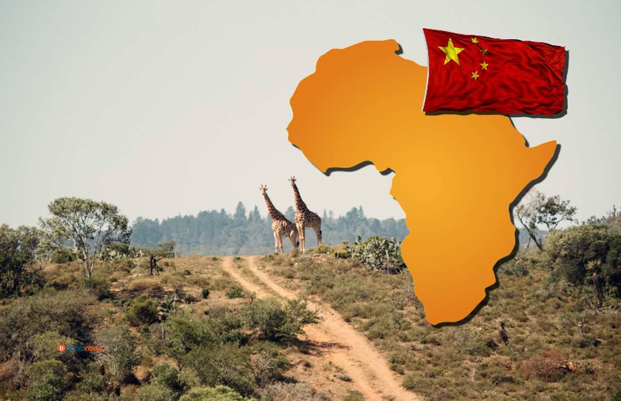 scorcio della steppa africana con deu giraffe. In sovrimpressione il continente africano e su di esso la bandiera della Cina
