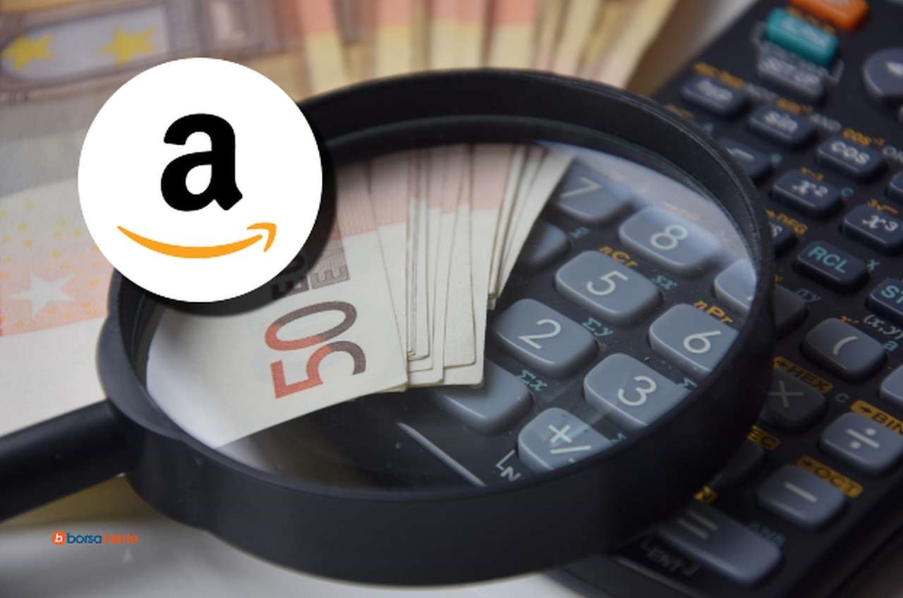 una lente d'ingrandimento che inquadra una calcolatrice e delle banconote da 50 euro, e il logo di Amazon in sovrimpressione