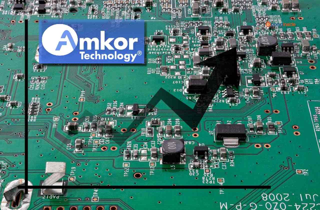 una scheda elettronica e il logo di Amkor Technology insieme a un grafico con una freccia