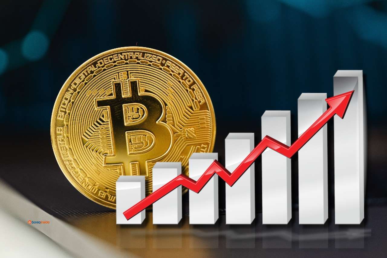 Una moneta di Bitcoin e un grafico a colonne con una freccia che indica rialzo