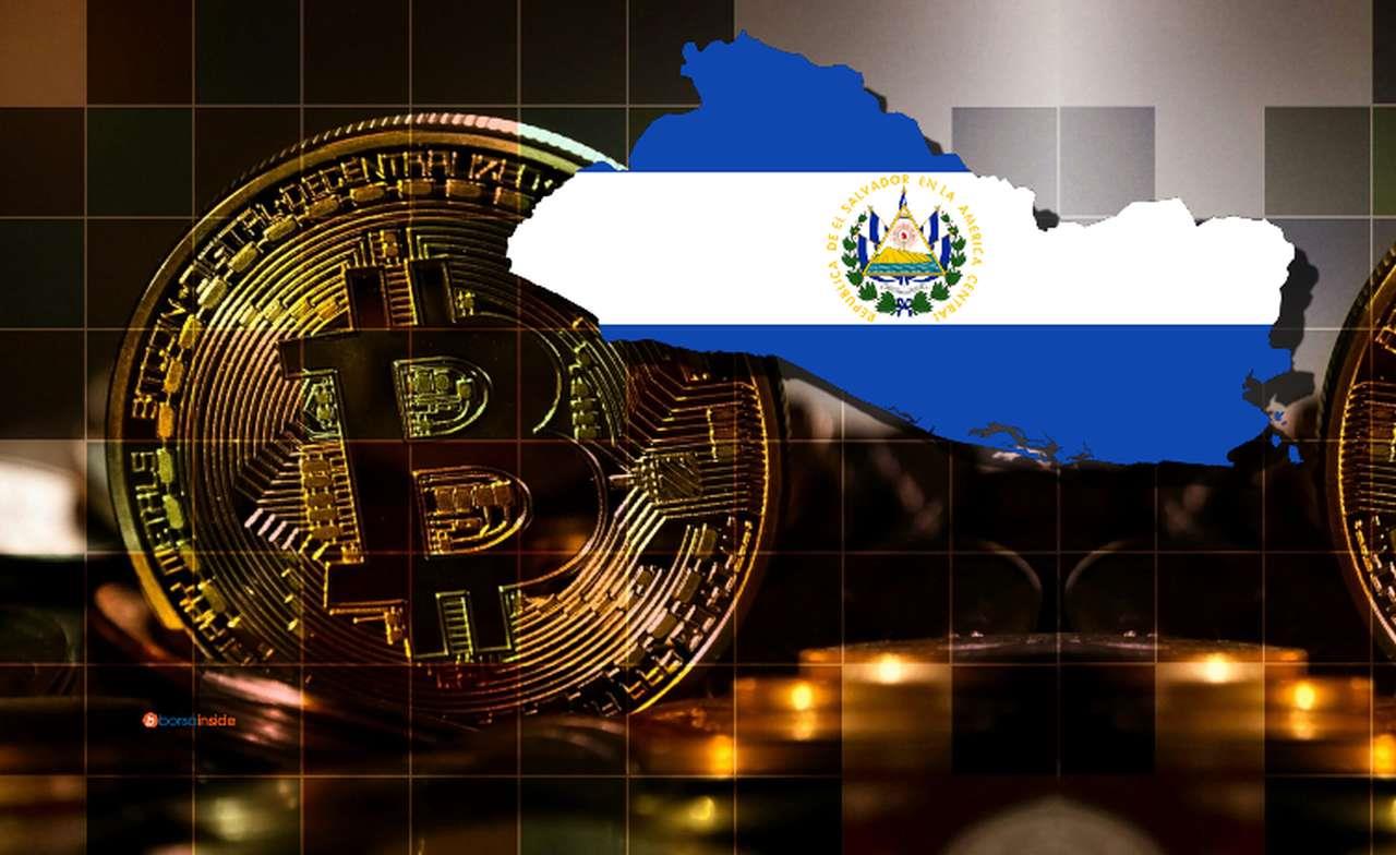Una moneta di Bitcoin e la bandiera dello Stato di El Salvador racchiusa nei confini geografici del Paese