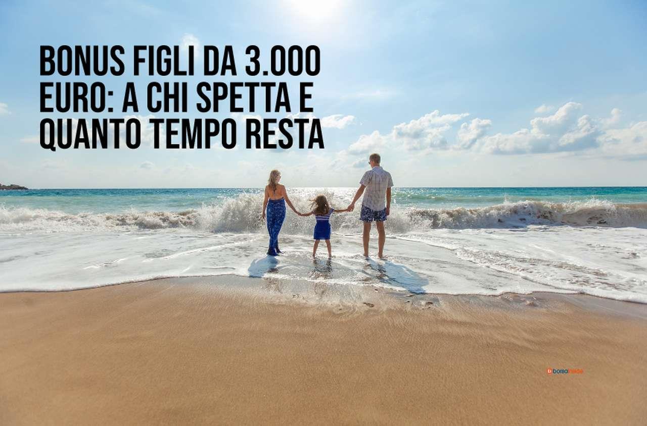 una spiaggia con padre, madre e figlio in piedi di spalle sulla riva