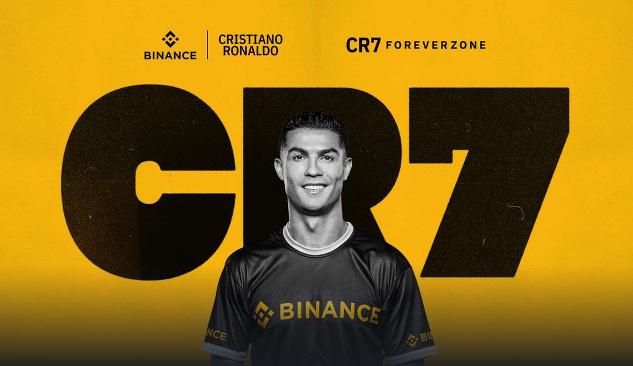 primo piano di Cristiano Ronaldo e la scritta CR7 alle sue spalle