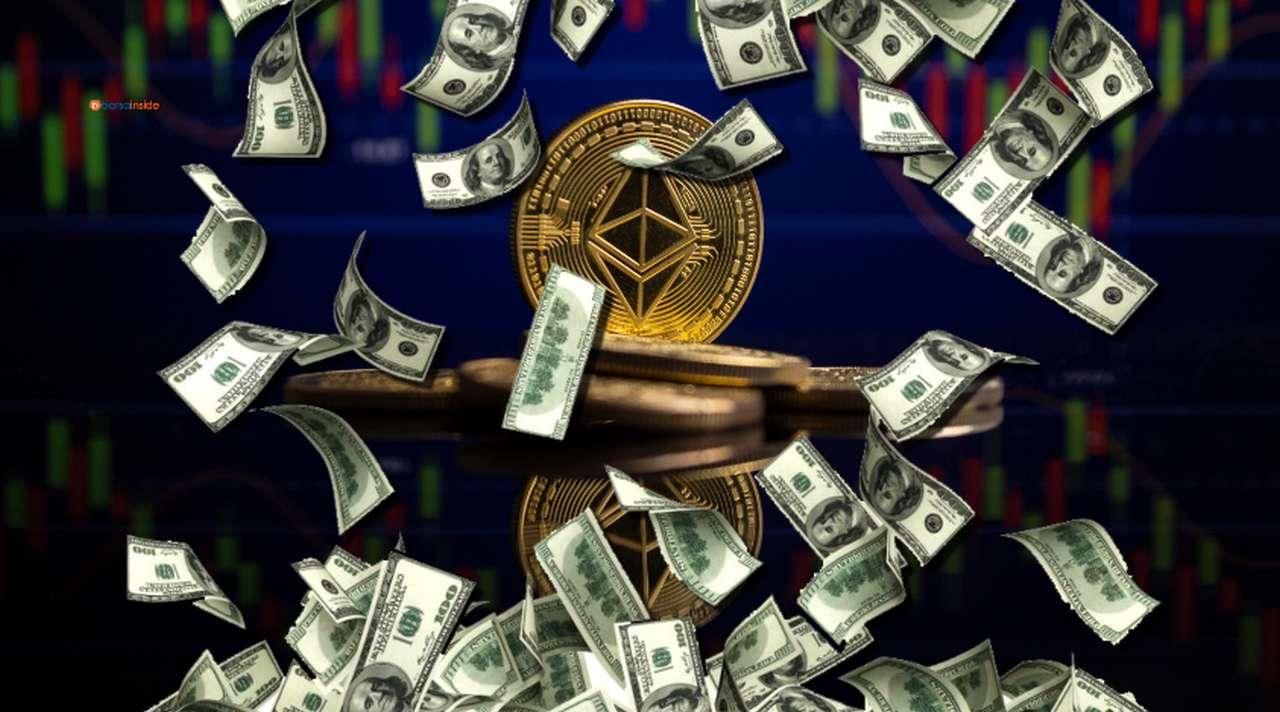 una moneta di Ethereum su un grafico a candele e banconote di dollari che piovono dall'alto