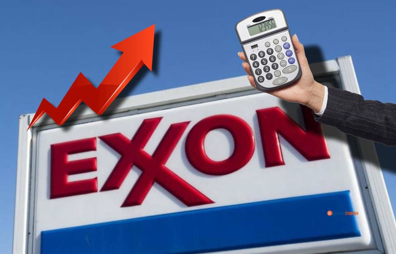 Un cartello della Exxon. In sovrimpressione una mano che mostra una calcolatrice, e una freccia