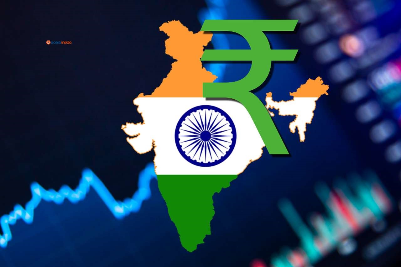 un grafico con l'andamento dei prezzi, e in sovrimpressione la bandiera dell'India racchiusa nei confini dello Stato con il simbolo della rupia