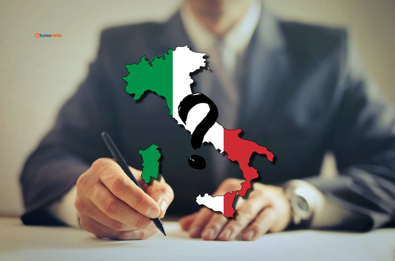 un uomo in giacca e cravatta che appone la sua firma su un documento, e la bandiera dell'Italia racchiusa nei confini dello Stato in sovrimpressione con un punto interrogativo