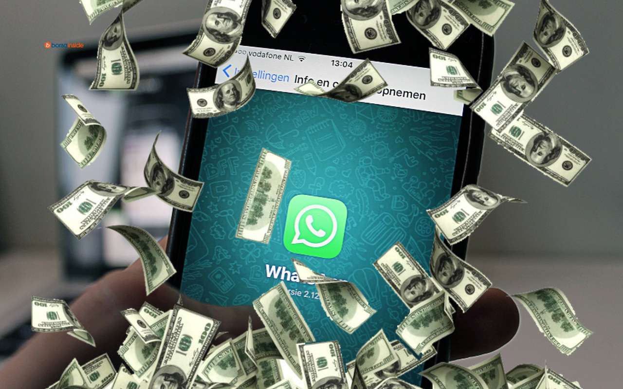 uno smartphone con l'icona di WhatsApp e una pioggia di banconote in dollari