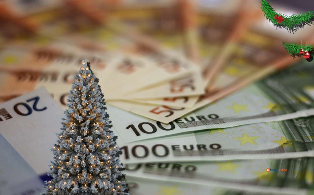 alcune banconote di euro e degli addobbi natalizi in sovrimpressione