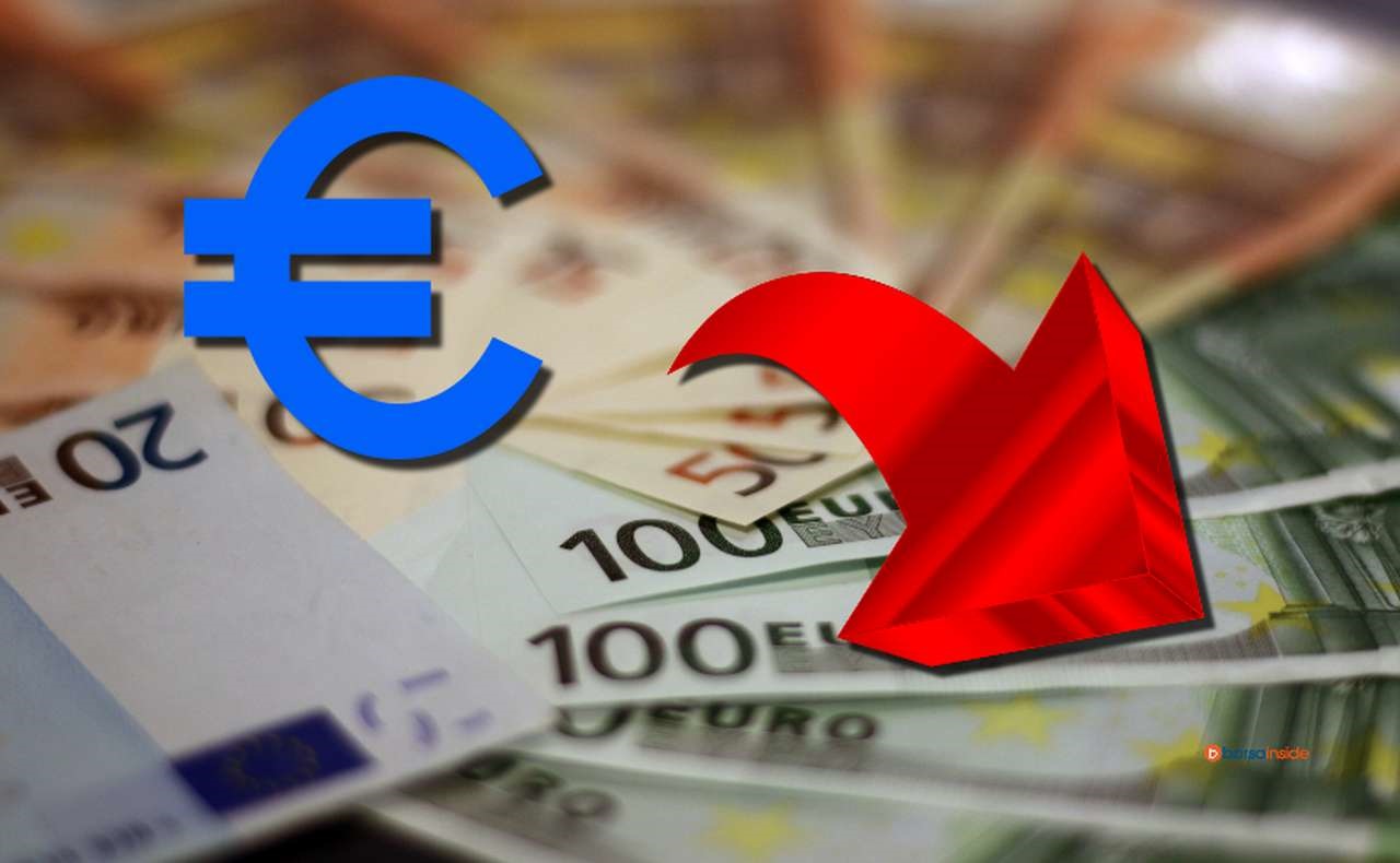 alcune banconote di euro, il logo dell'euro e una freccia in sovrimpressione