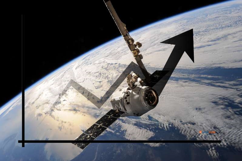 un satellite nell'orbita terrestre, e un grafico con una freccia in sovrimpressione