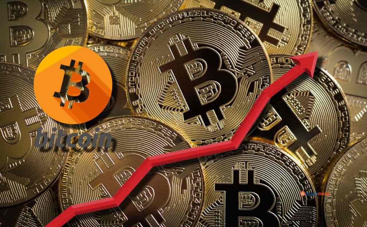 una freccia e il logo di Bitcoin, e sullo sfondo diverse monete di Bitcoin