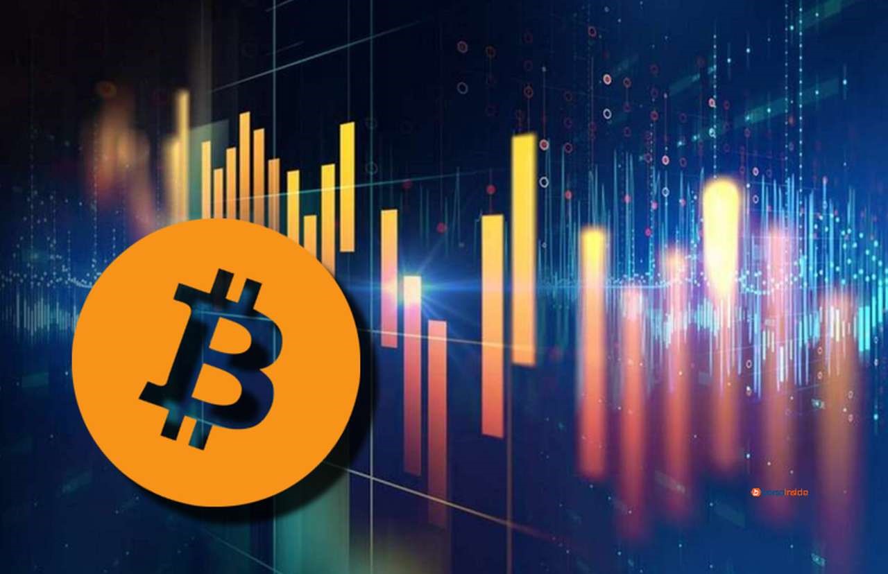 un grafico a candele sullo sfondo e il logo di Bitcoin davanti