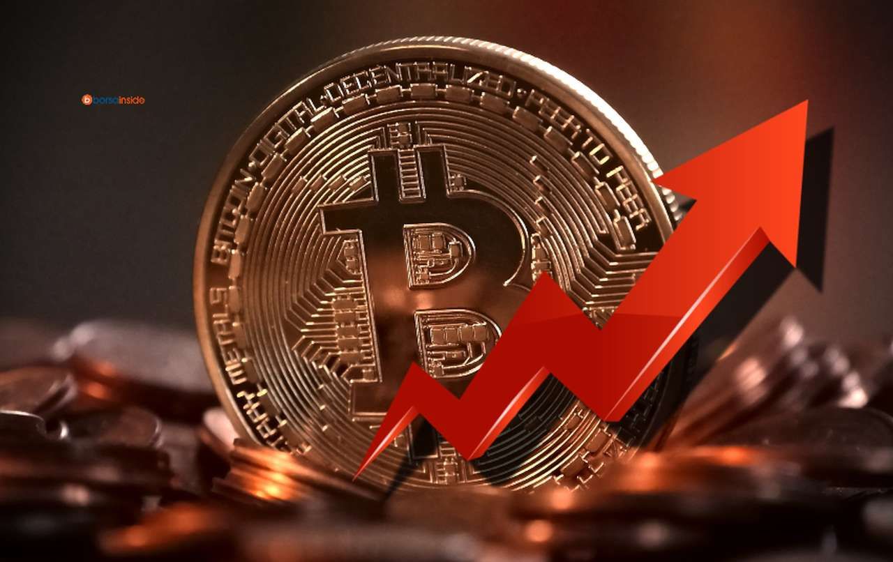 una moneta di Bitcoin e una freccia verso l'alto in sovrimpressione