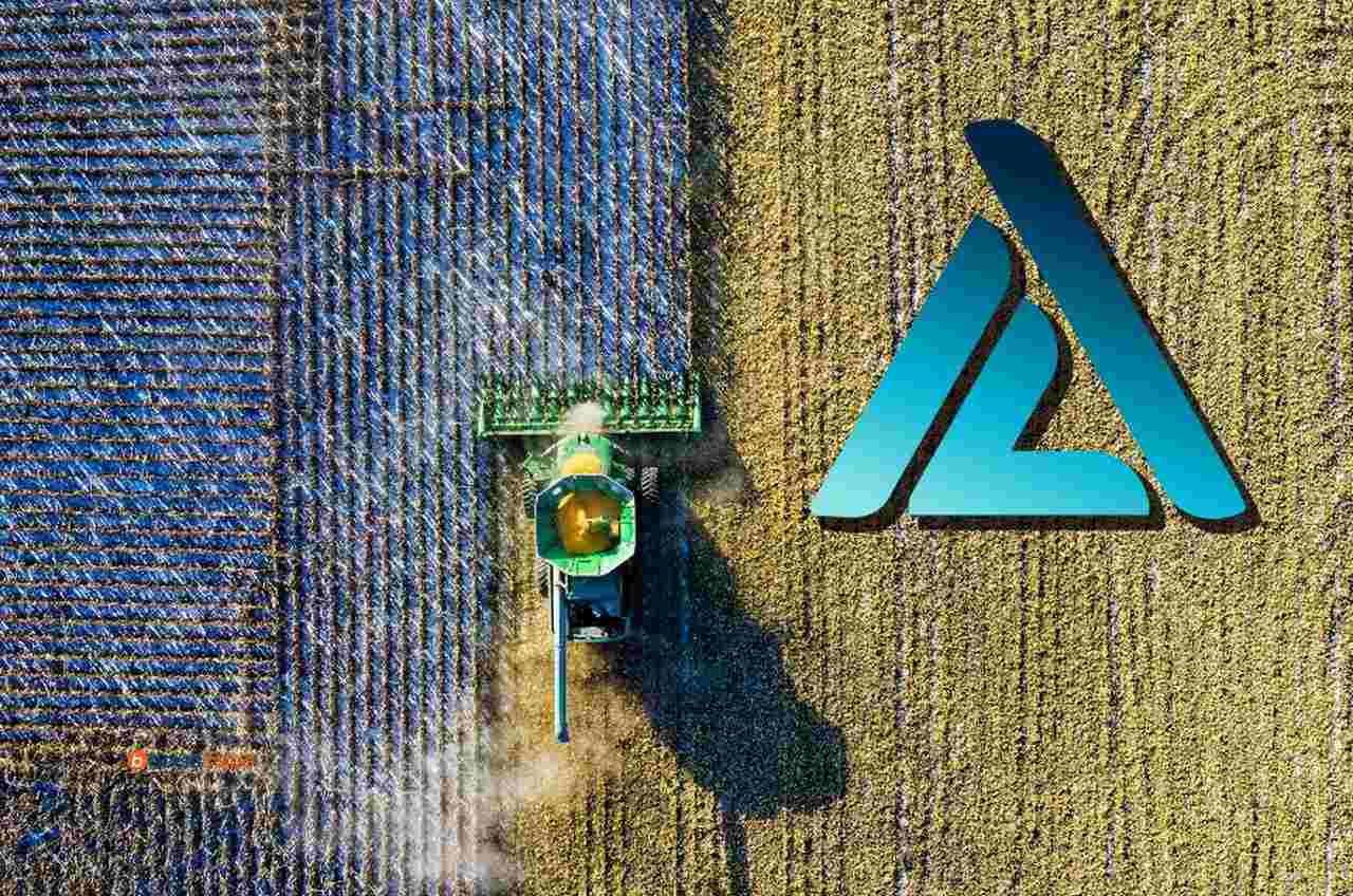 vista dall'alto di un campo coltivato con un trattore, e il logo di ICL in sovrimpressione