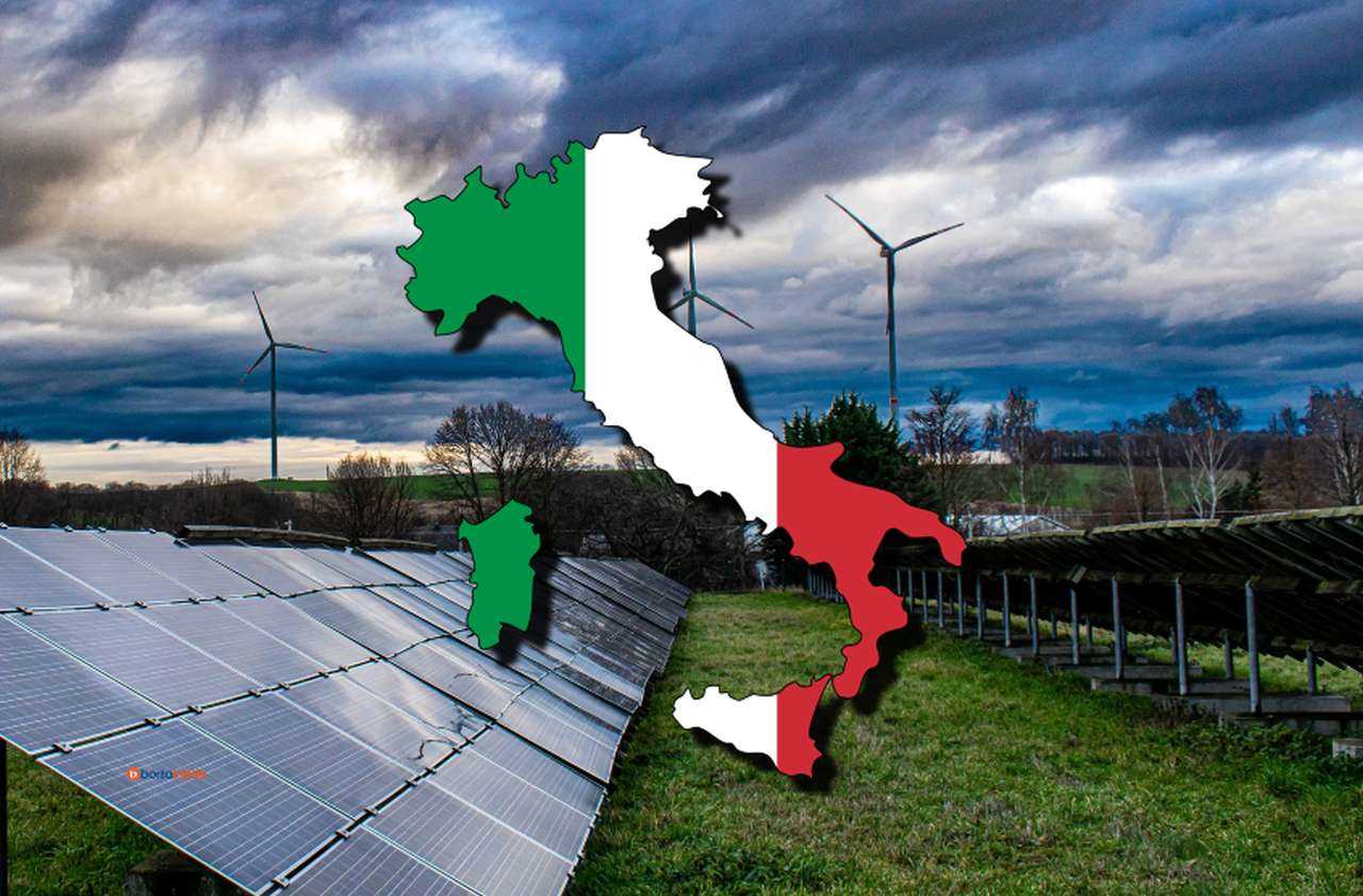 un campo fotovoltaico con delle pale eoliche in lontananza, e la bandiera dell'Italia racchiusa nei confini dello Stato in sovrimpressione