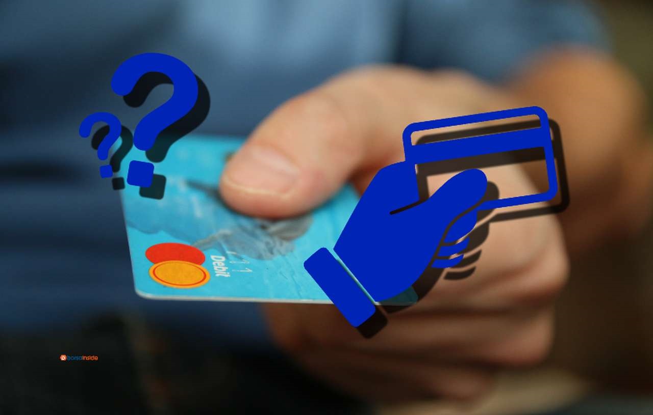 una carta di pagamento Mastercard, e in sovrimpressione il simbolo dei pagamenti elettronici con due punti interrogativi