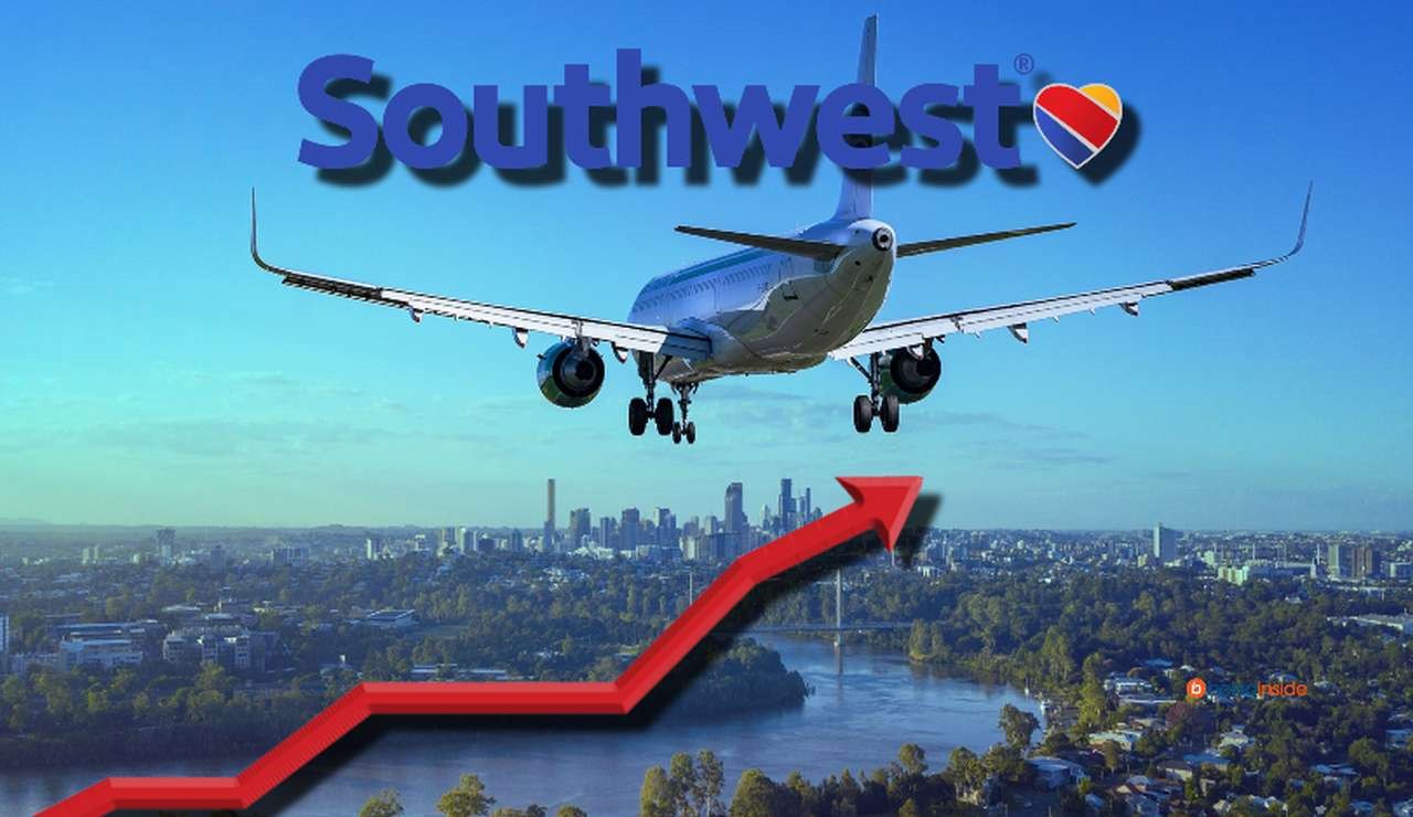 un aereo passeggeri che plana verso una metropoli e una freccia in sovrimpressione insieme al logo di Southwest Airlines