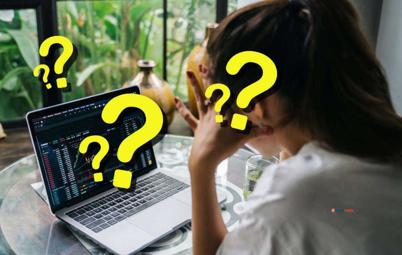 Una giovane donna che osserva grafici finanziari sullo schermo di un laptop. In sovrimpressione alcuni punti di domanda