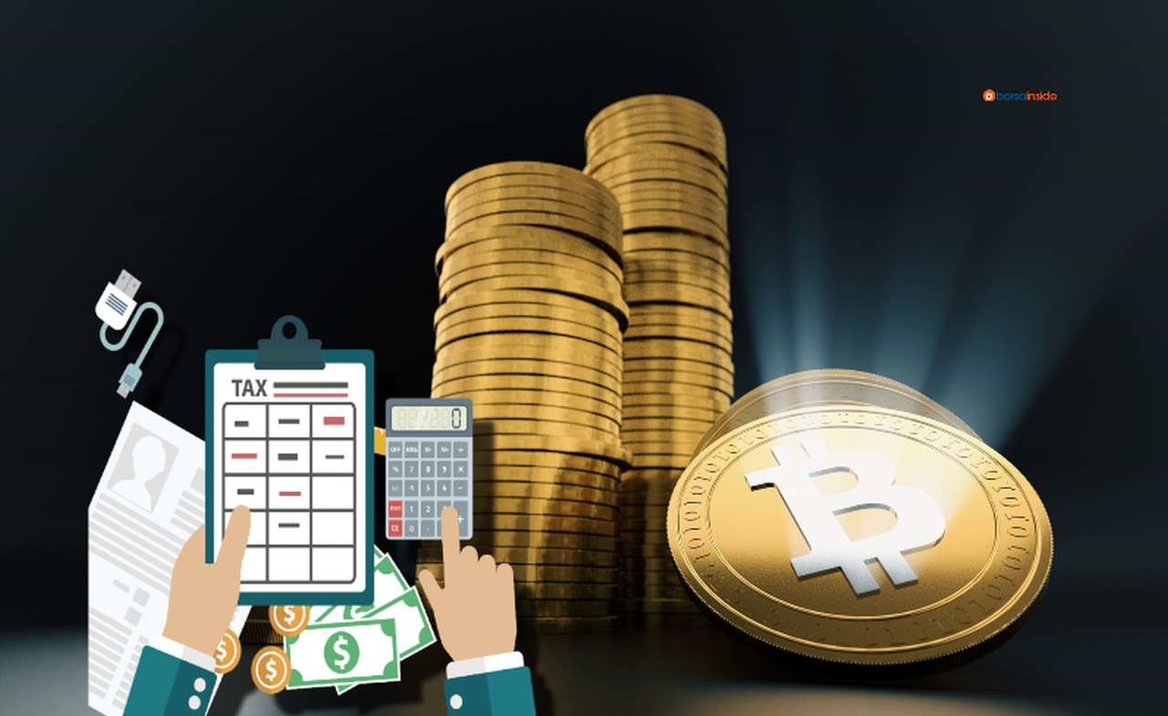 una pila di monete di Bitcoin e in sovrimpressione una calcolatrice stilizzata con la scritta Tax sul display