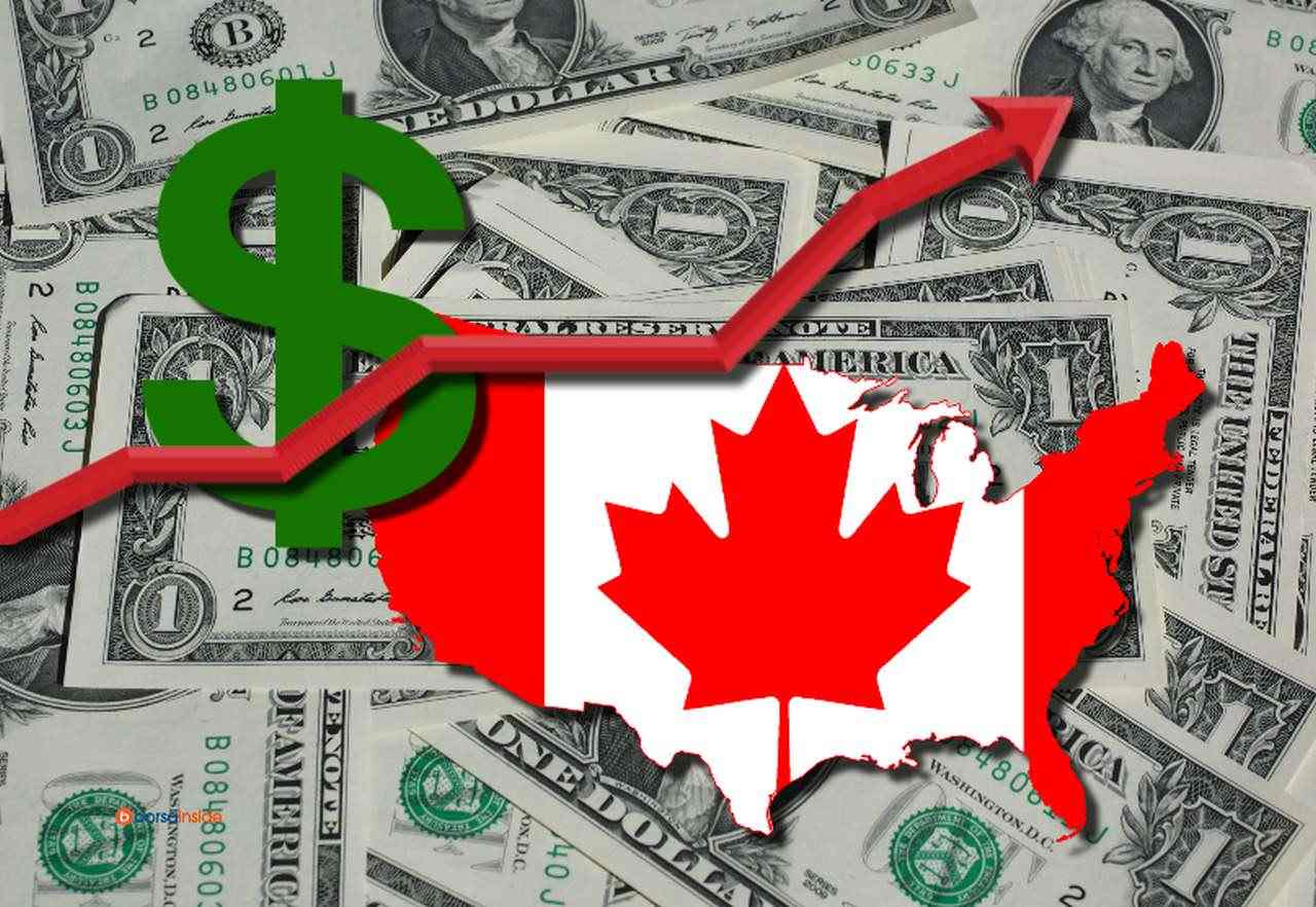 la bandiera del Canada racchiusa nei confini dello Stato, il simbolo del dollaro e una freccia. Sullo sfondo molte banconote di dollari USA