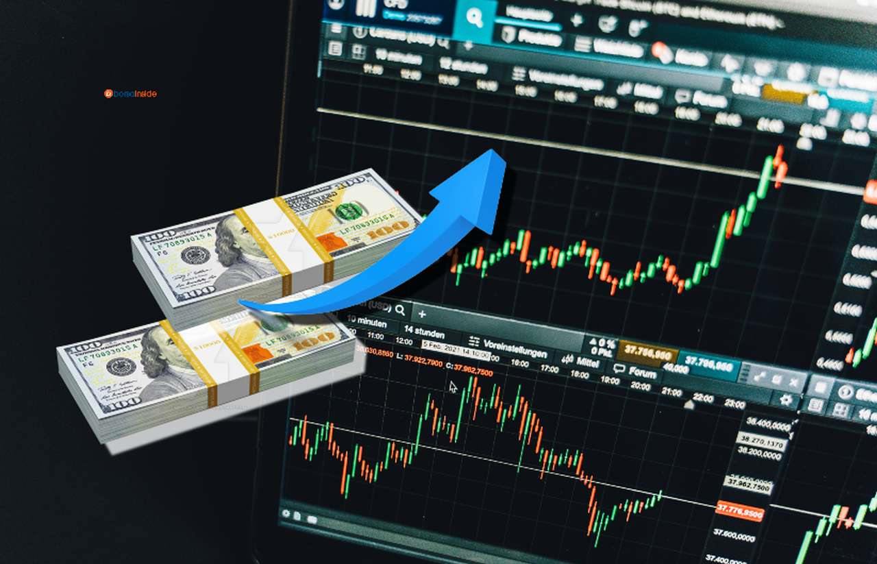 dei grafici finanziari su uno schermo, alcune banconote di dollari e una freccia blu