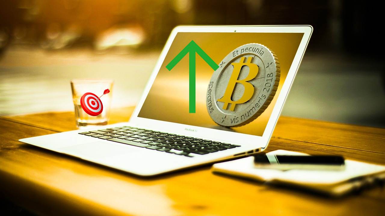 schermo laptop con logo di Bitcoin