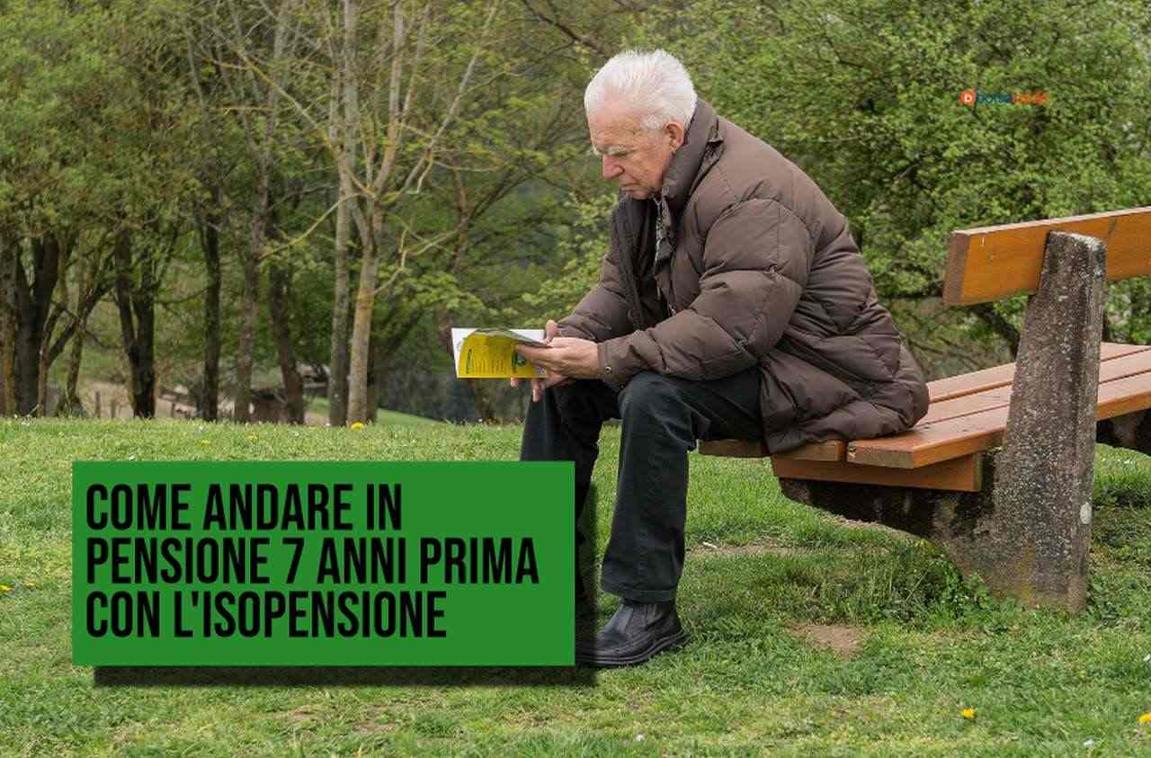 un anziano con un libro in mano seduto alla panchina di un parco