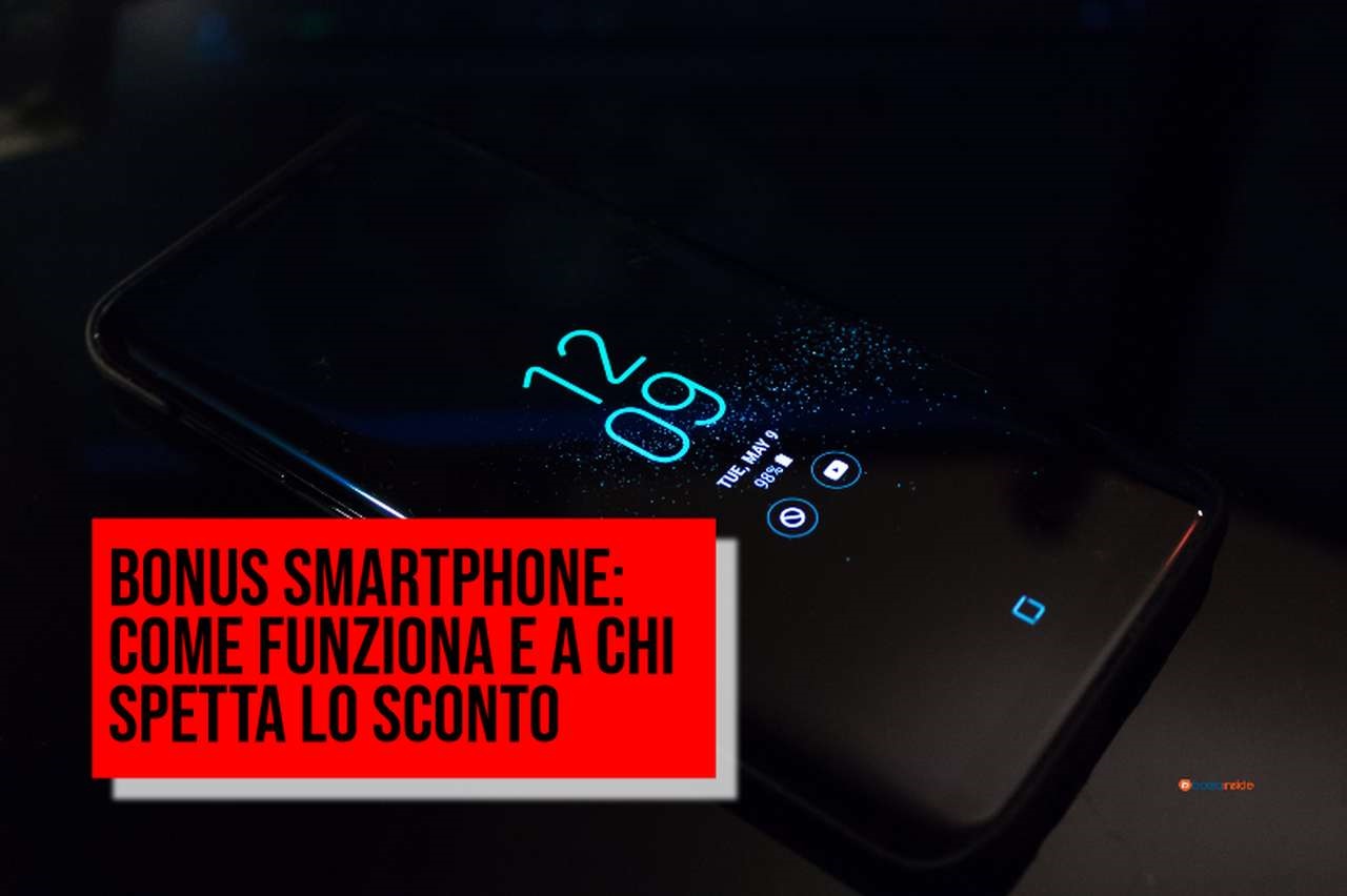 uno smartphone poggiato su un piano al buio, con data e ora illuminate sullo schermo