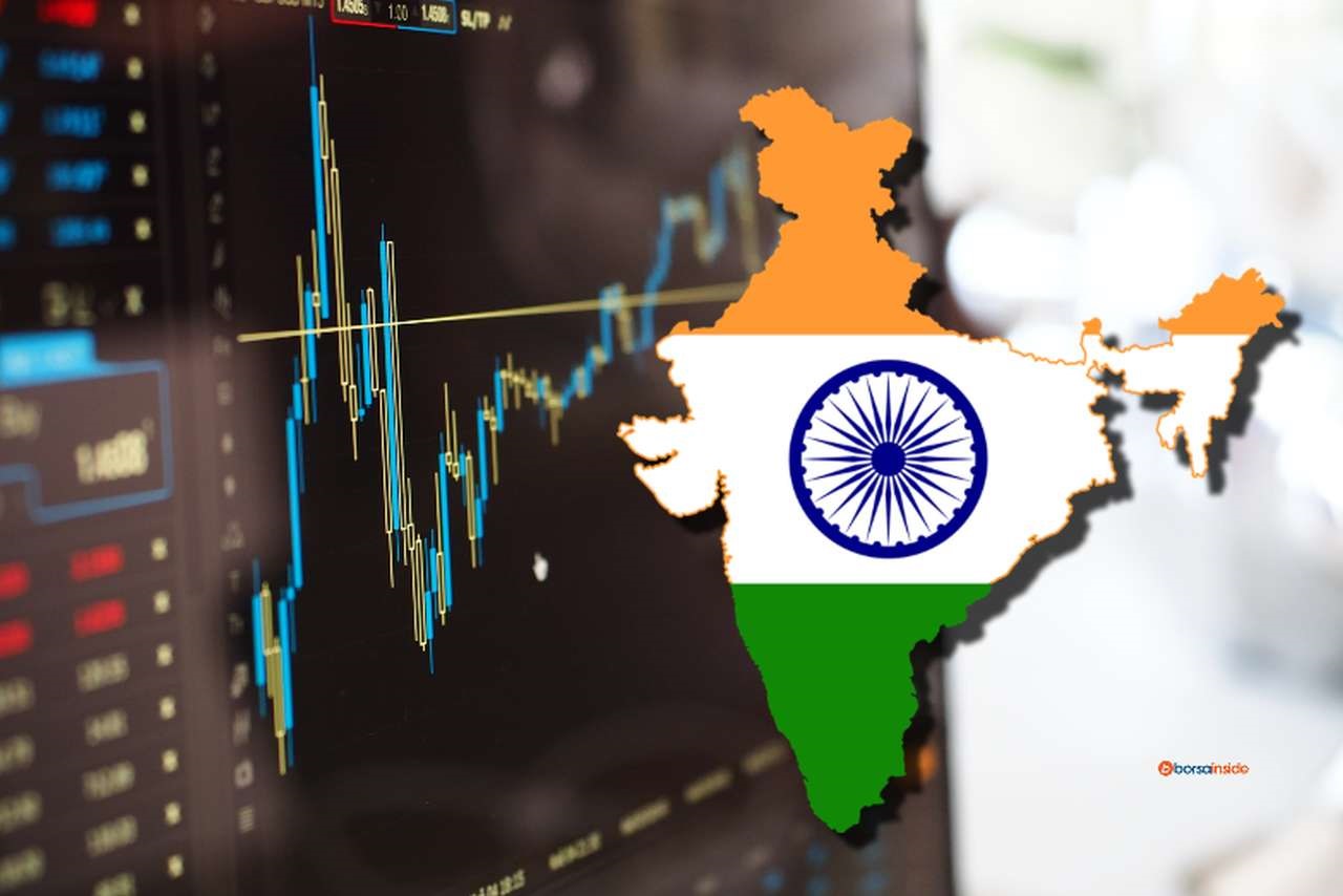 Un grafico finanziario su uno schermo e la bandiera dell'India racchiusa nei confini dello Stato in sovrimpressione