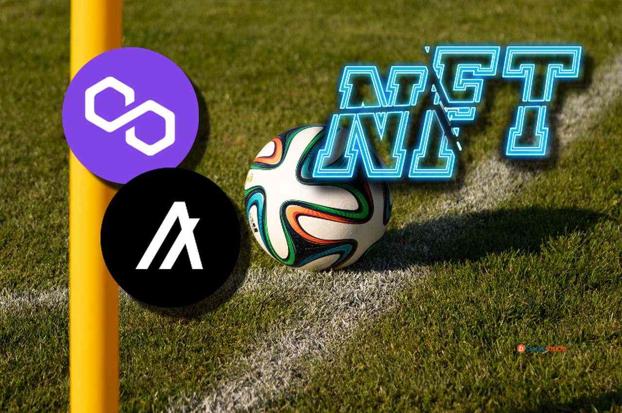 un pallone da calcio vicino alla bandierina del calcio d'angolo, con la scritta NFT e il logo di due criptovalute in sovrimpressione
