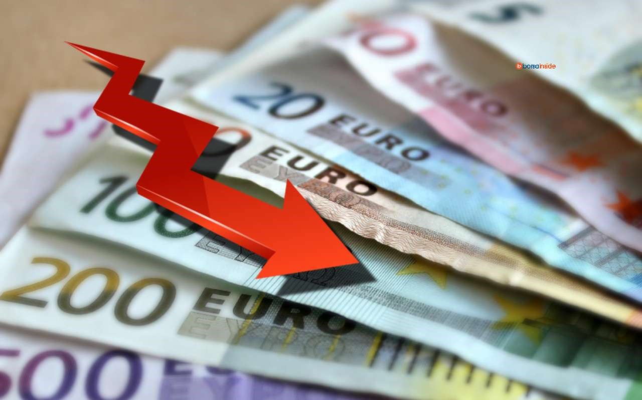 banconote di euro di vario taglio e una freccia rossa verso il basso in sovrimpressione