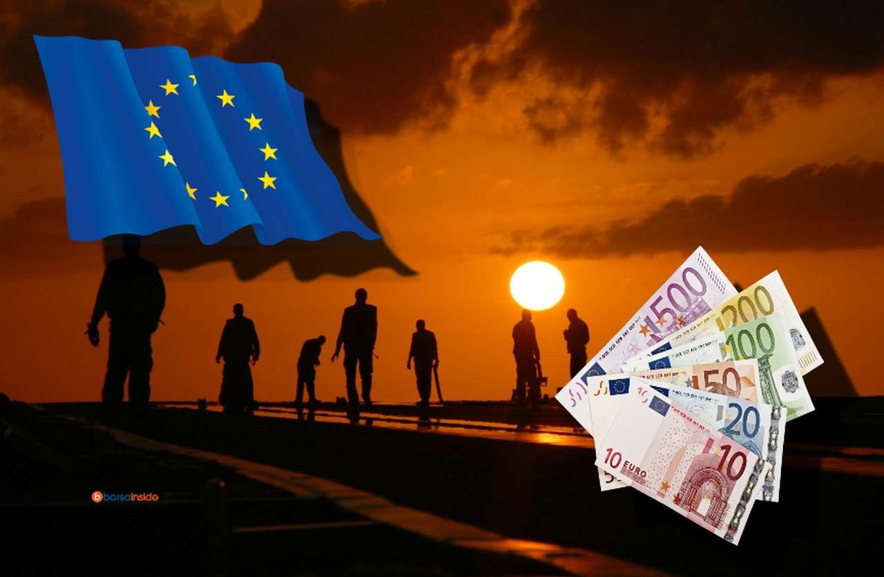degli uomini al lavoro in strada al tramonto. La bandiera dell'Europa e alcune banconote di euro in sovrimpressione