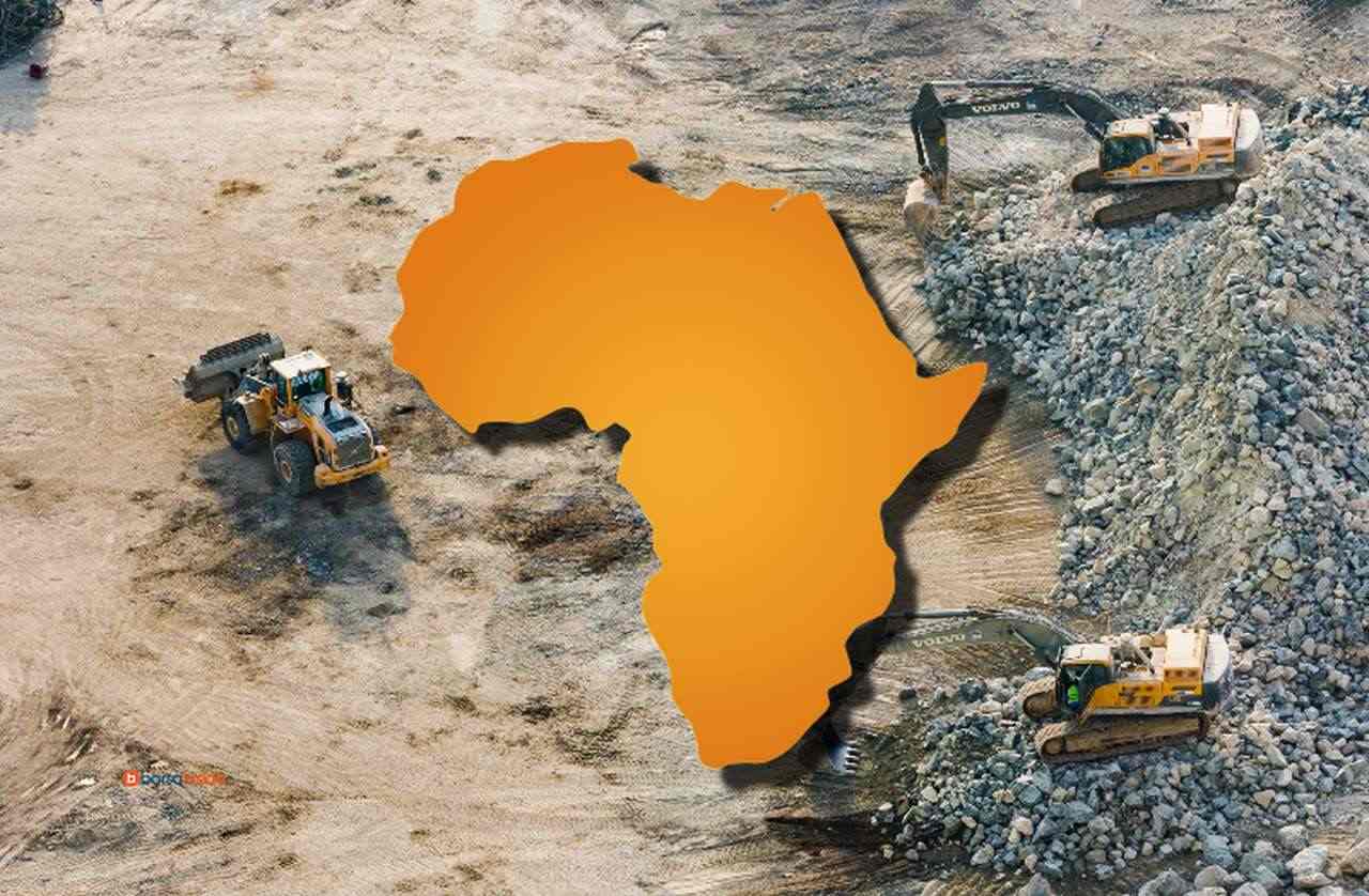 alcune ruspe al lavoro in una cava di terre rare e la sagoma del continente africano al centro in sovrimpressione