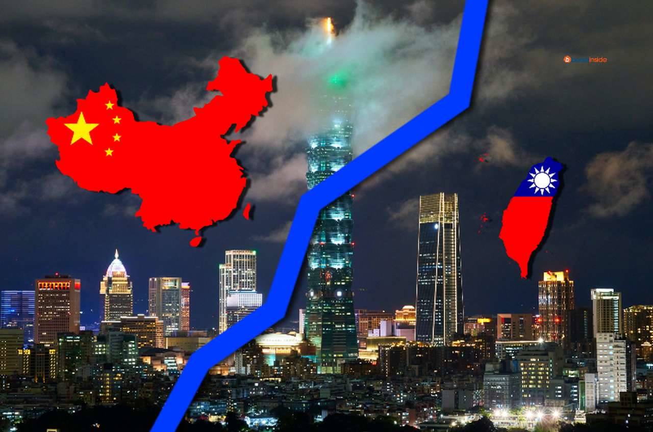 La bandiera della Cina e quella del Taiwan racchiuse entro i confini dei rispettivi Stati. Sullo sfondo Taipei di notte