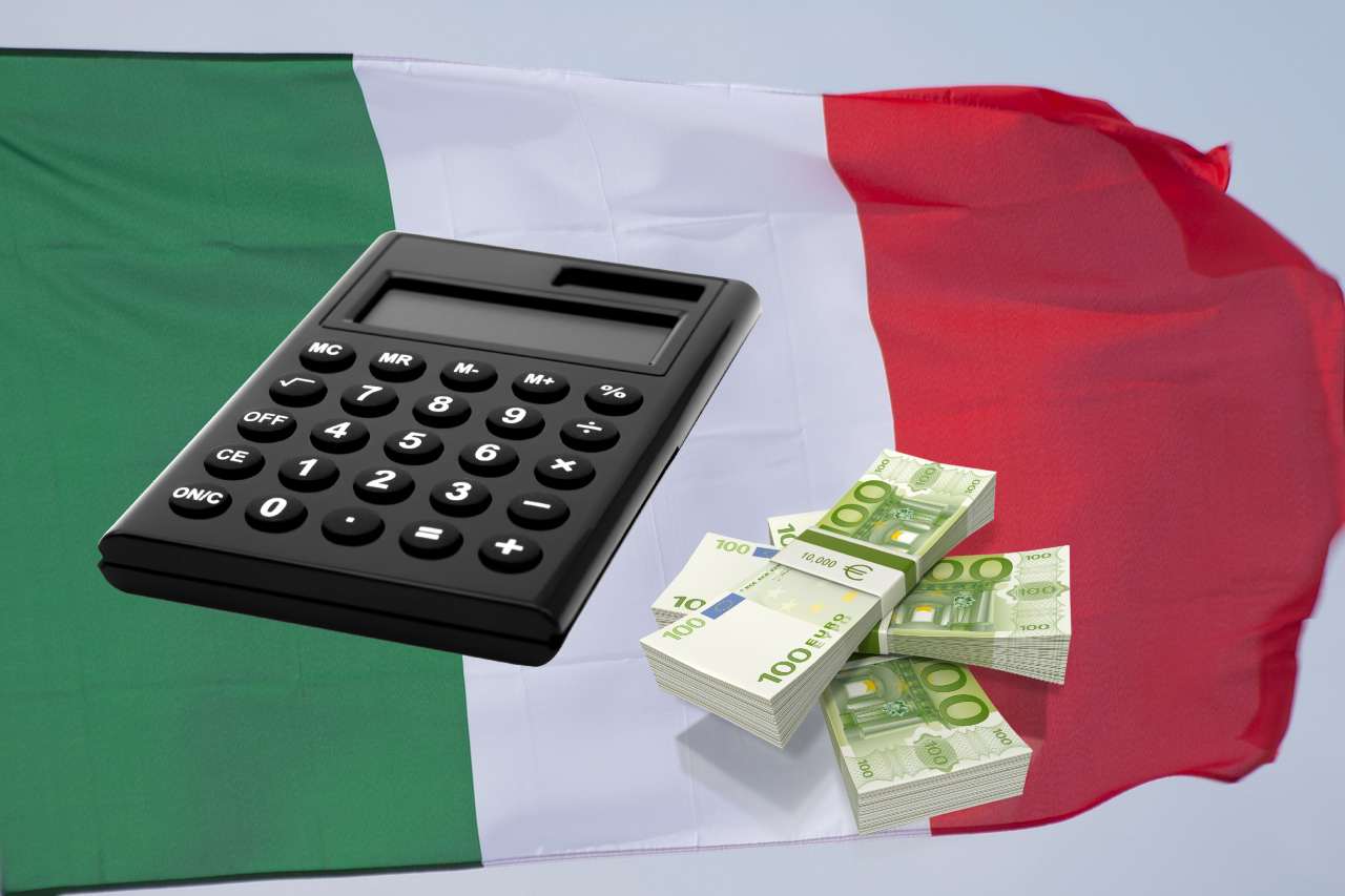 bandiera Italia calcolatrice e mazzo di euro