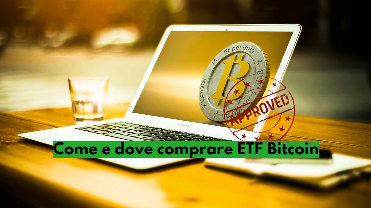 logo Bitcoin su laptop e timbro "approvato"