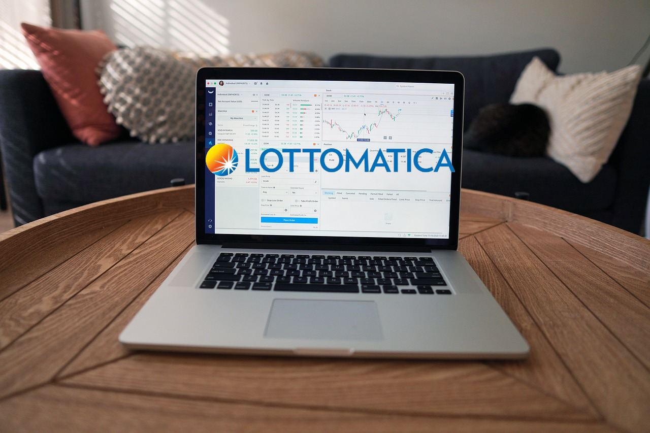 Logo di Lottomatica su laptop con grafici di trading