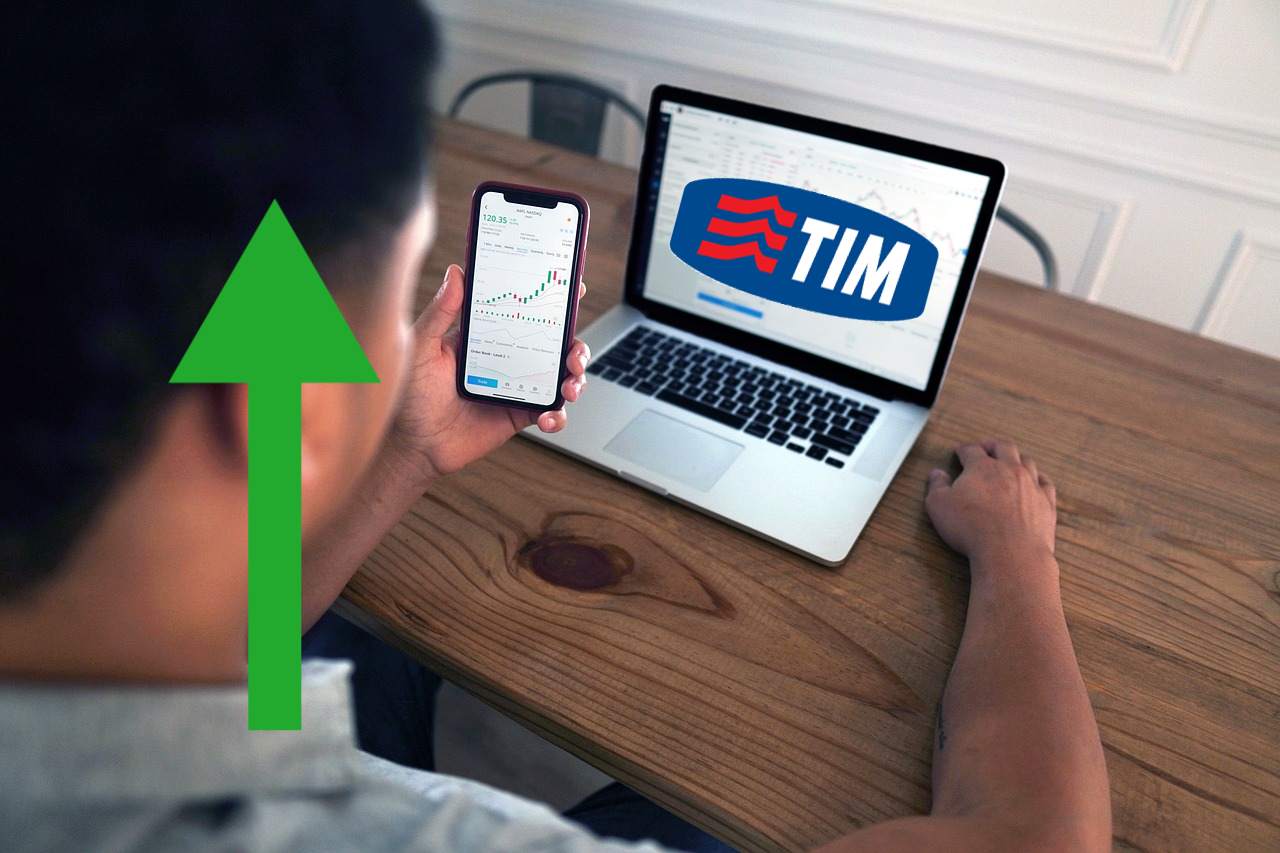trader in azione e logo di TIM su laptop