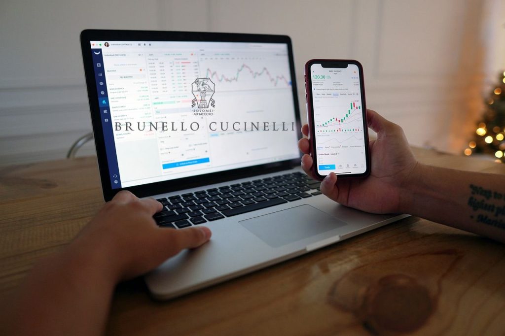 laptop trading con logo di Cucinelli