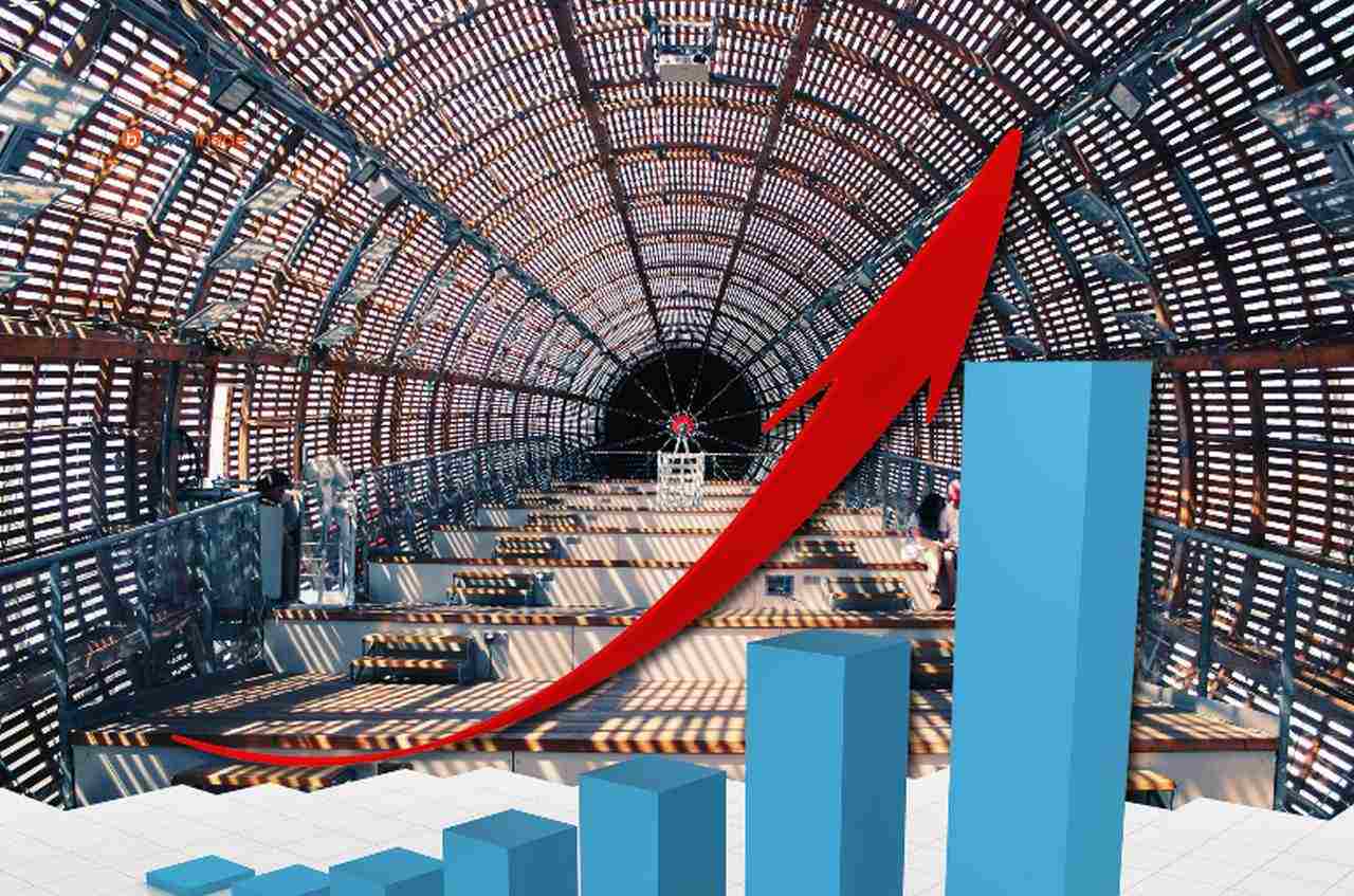 una galleria realizzata in rete di acciaio e un grafico in sovrimpressione