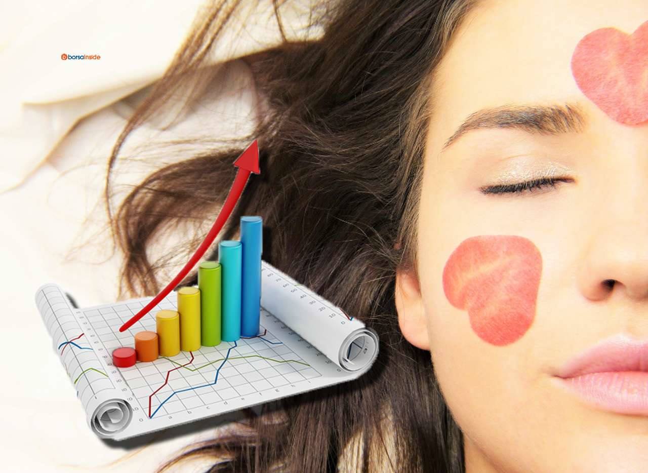 il viso di una giovane donna con dei petali sulla pelle, e l'immagine stilizzata di alcuni grafici in sovrimpressione