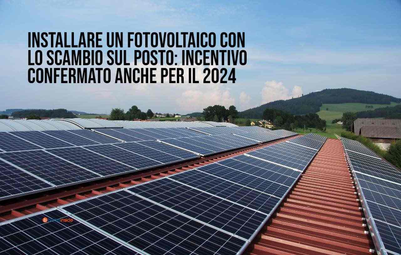 il tetto spiovente di un edificio con dei pannelli solari