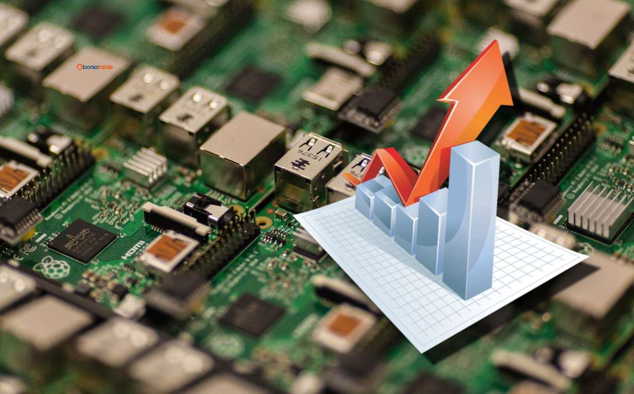 una scheda elettronica con vari microchip