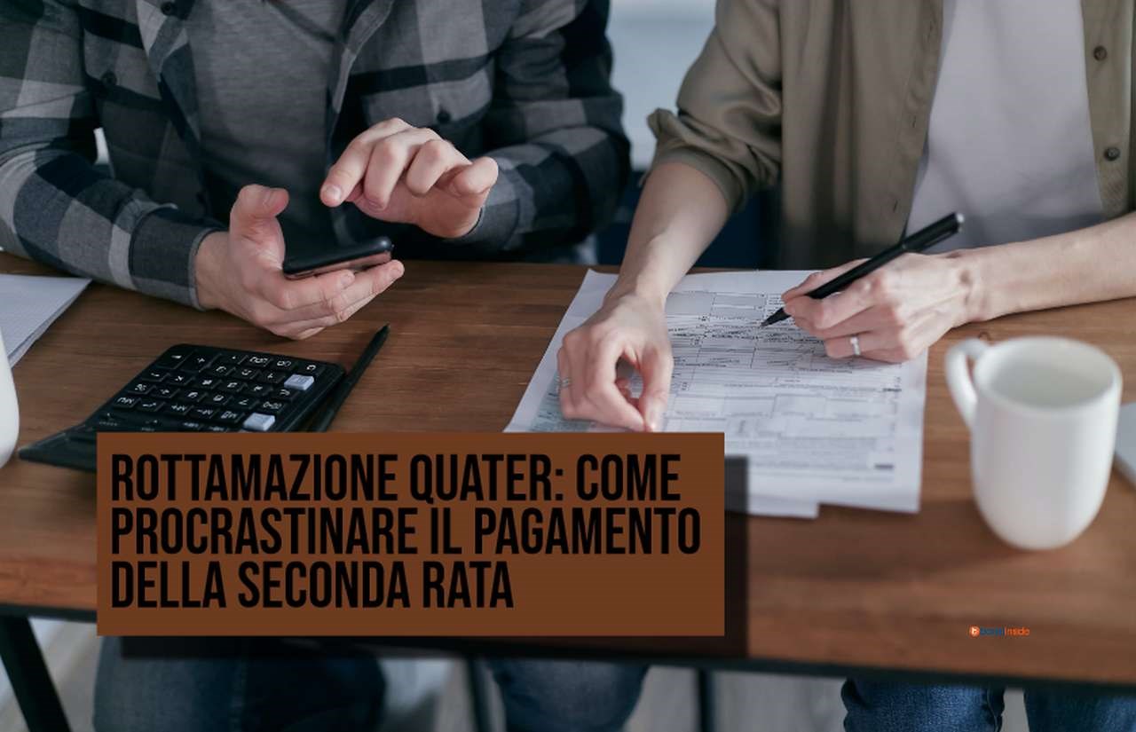 un uomo e una donna seduti ad una scrivania con carta, penna e calcolatrice