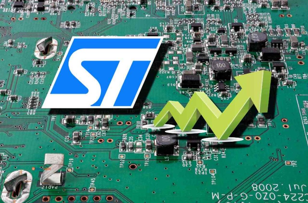 una scheda elettronica e il logo di STElectronics con una freccia